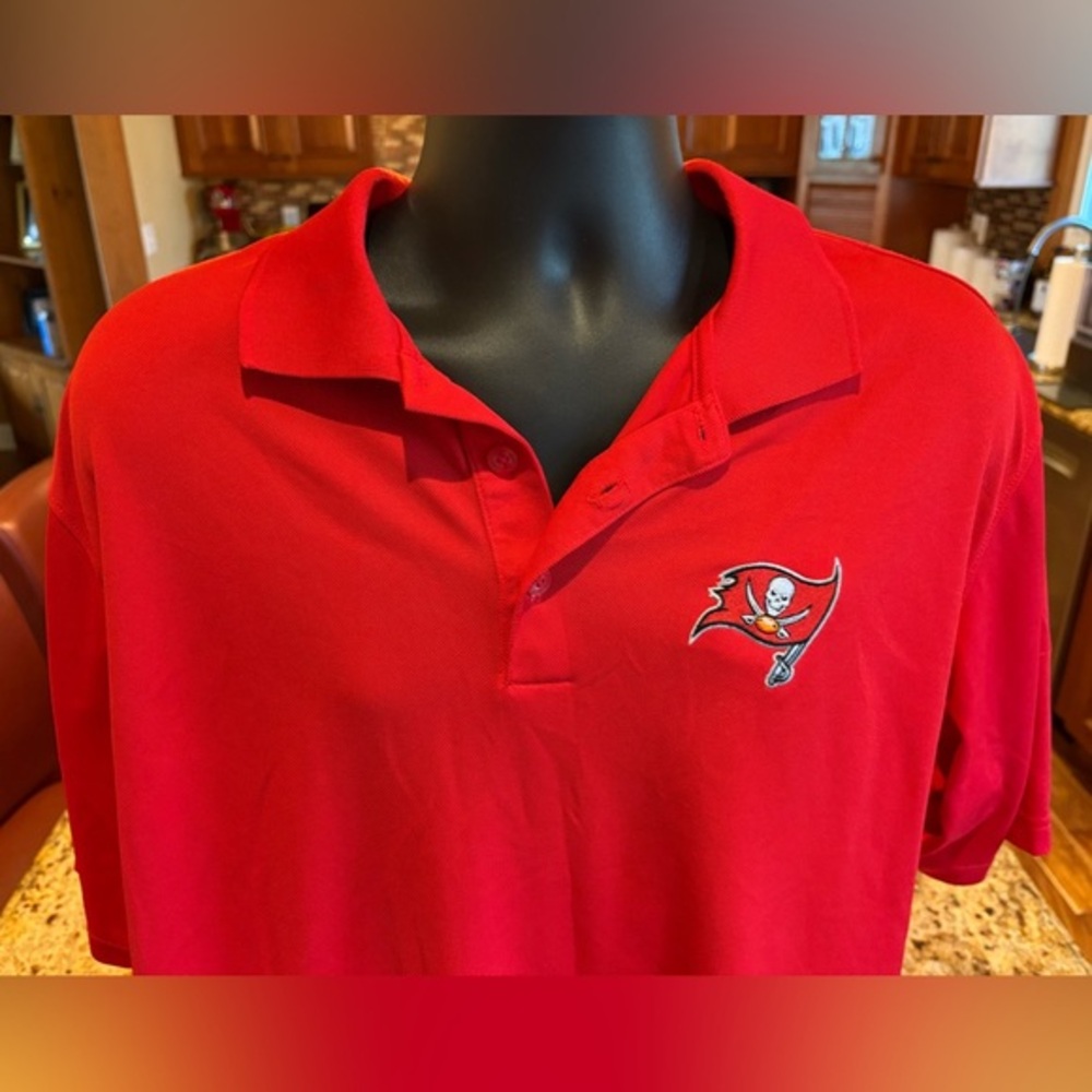 Tampa‎ Bay Buccaneers NFL Polo. Sharp red with logo. EUC. XL